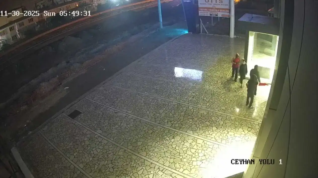 Adana’da 4 Çocuk Motosiklet Galerisini Soydu: O Anlar Kameraya Takıldı! 1